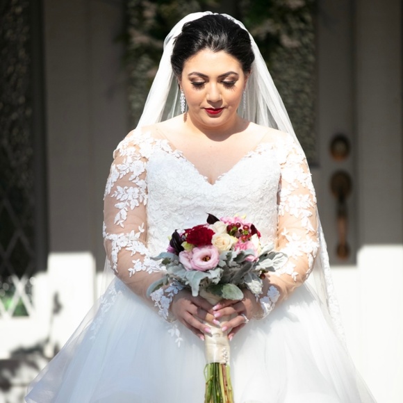 Wedding dress - Picture 1 of 3